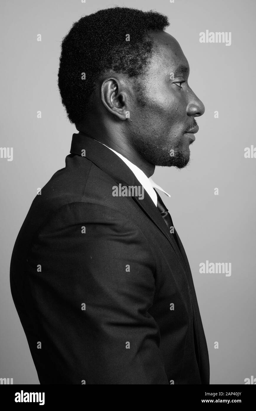 Beau jeune homme d'Afrique contre l'arrière-plan gris Banque D'Images