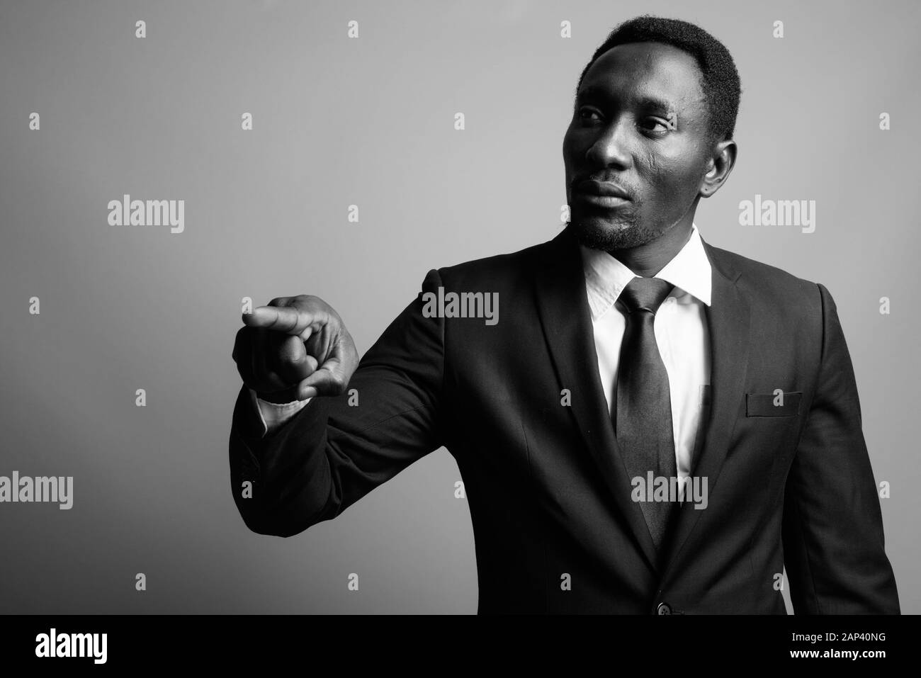 Beau jeune homme d'Afrique contre l'arrière-plan gris Banque D'Images