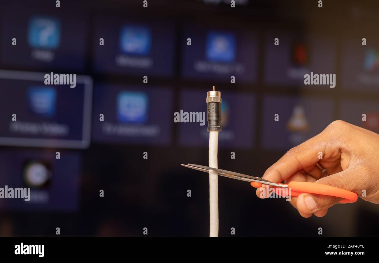 Maski, Inde 18, janvier 2020 - Coupe Le cordon de la télévision À La Main de la Smart TV montrant différents services de streaming hors de la mise au point comme arrière-plan Banque D'Images