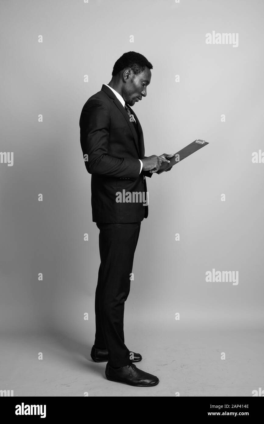 Beau jeune homme d'Afrique contre l'arrière-plan gris Banque D'Images