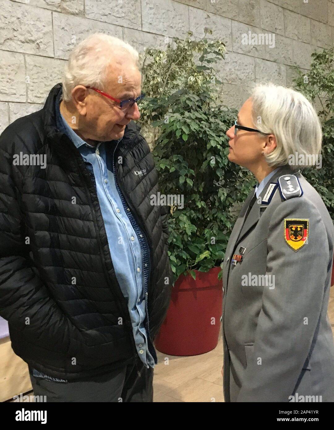 21 janvier 2020, Israël, Tel Aviv : survivant de l'Holocauste Naftali Fürst parle à une porte-parole du Ministère allemand de la Défense à l'aéroport de Tel Aviv peu avant son départ pour l'Allemagne. L'armée de l'air vole Fürst à l'ouverture de l'exposition photo « survivants - les visages de la vie après la Shoah" à Essen. L'aéronef du gouvernement avec le Prince et sa famille a décollé de l'aéroport de Tel Aviv mardi matin, 21.01.2020. Le vol dans un avion de la Luftwaffe 75 ans après la libération des camps de concentration et d'extermination d'Auschwitz-Birkenau est destiné à envoyer un signal fort de l'Allemagne' Banque D'Images