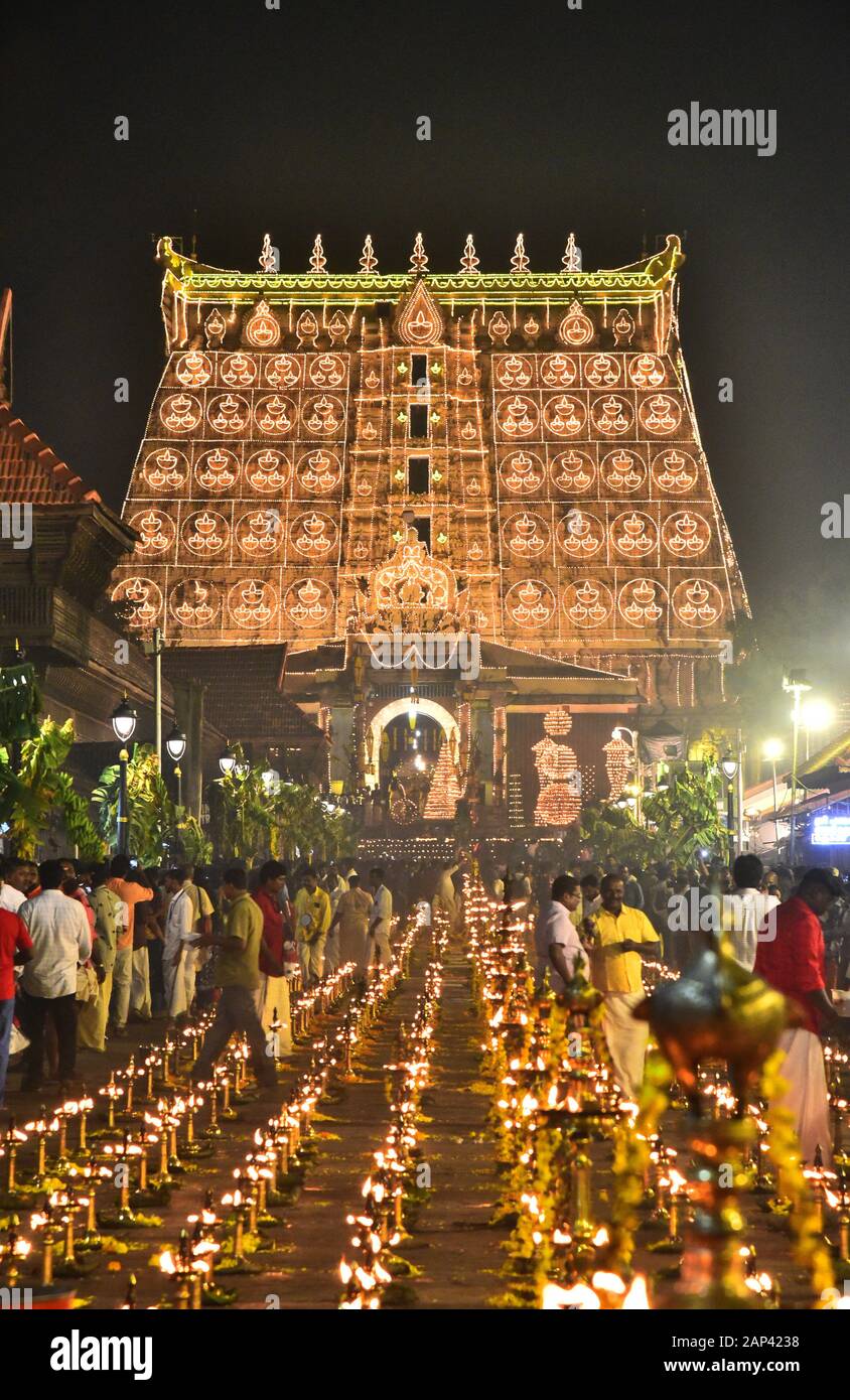 cérémonie au lakshadepam [éclairage d'une lampe à huile lakh] à la sree padmanabhatemple, thiruvananthapuram, kerala, inde Banque D'Images