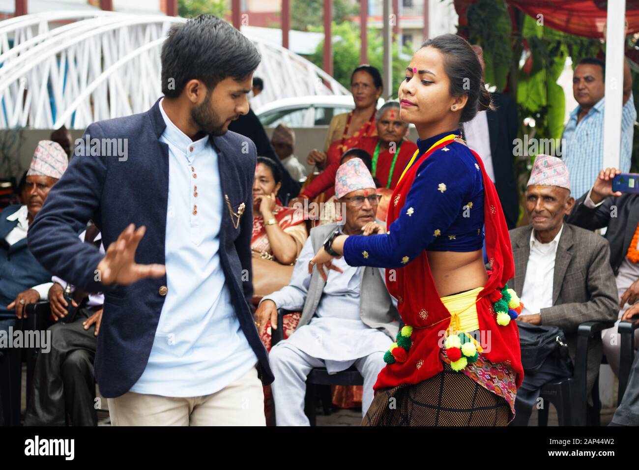 Un Couple népalais dansant lors d'une célébration du mariage Banque D'Images