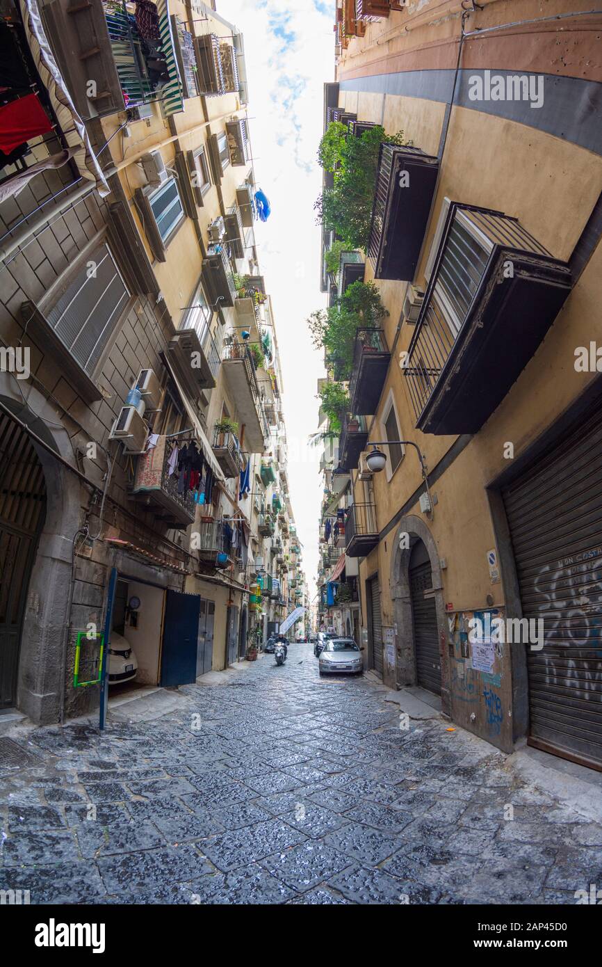 Vue sphérique sur les rues étroites du centre-ville de Naples avec pavé typique. Banque D'Images