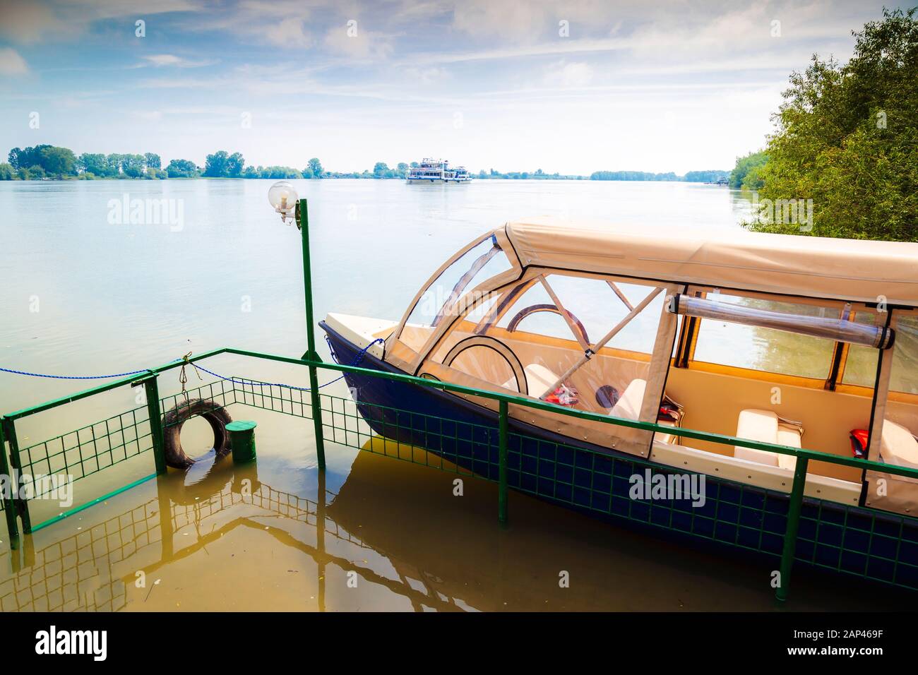 Bateau prêt à marcher les touristes à travers le delta du Danube situé à Tulcea, Roumanie Banque D'Images