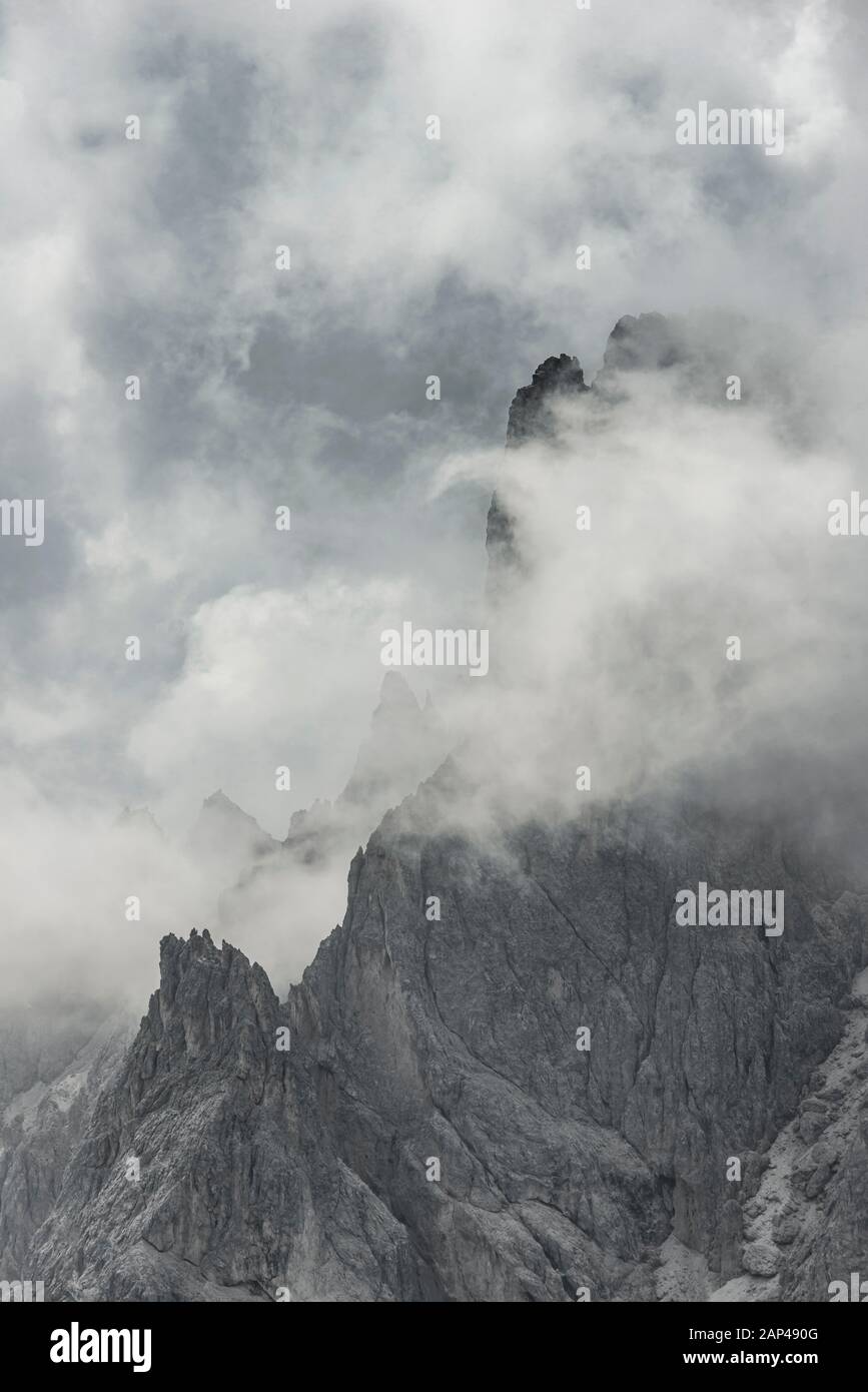 Des sommets de montagne bizarres avec des nuages spectaculaires, Cimon di Croda Liscia et Cadini Group, Sexten Dolomites, Belluno, Italie Banque D'Images