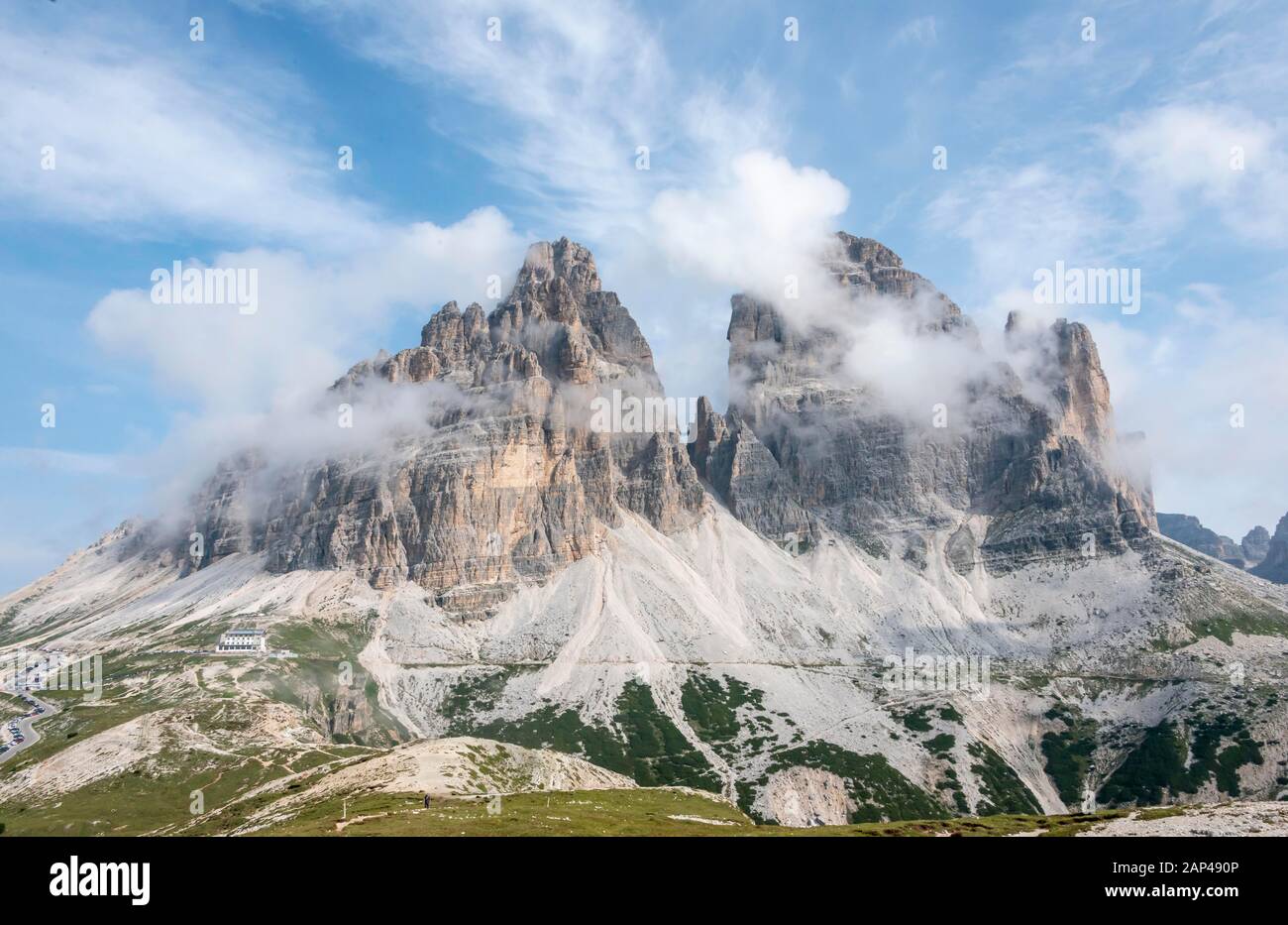 Trois pics de Lavaredo, hauts de montagne couverts de nuages, face sud, Sexten Dolomites, Belluno, Italie Banque D'Images