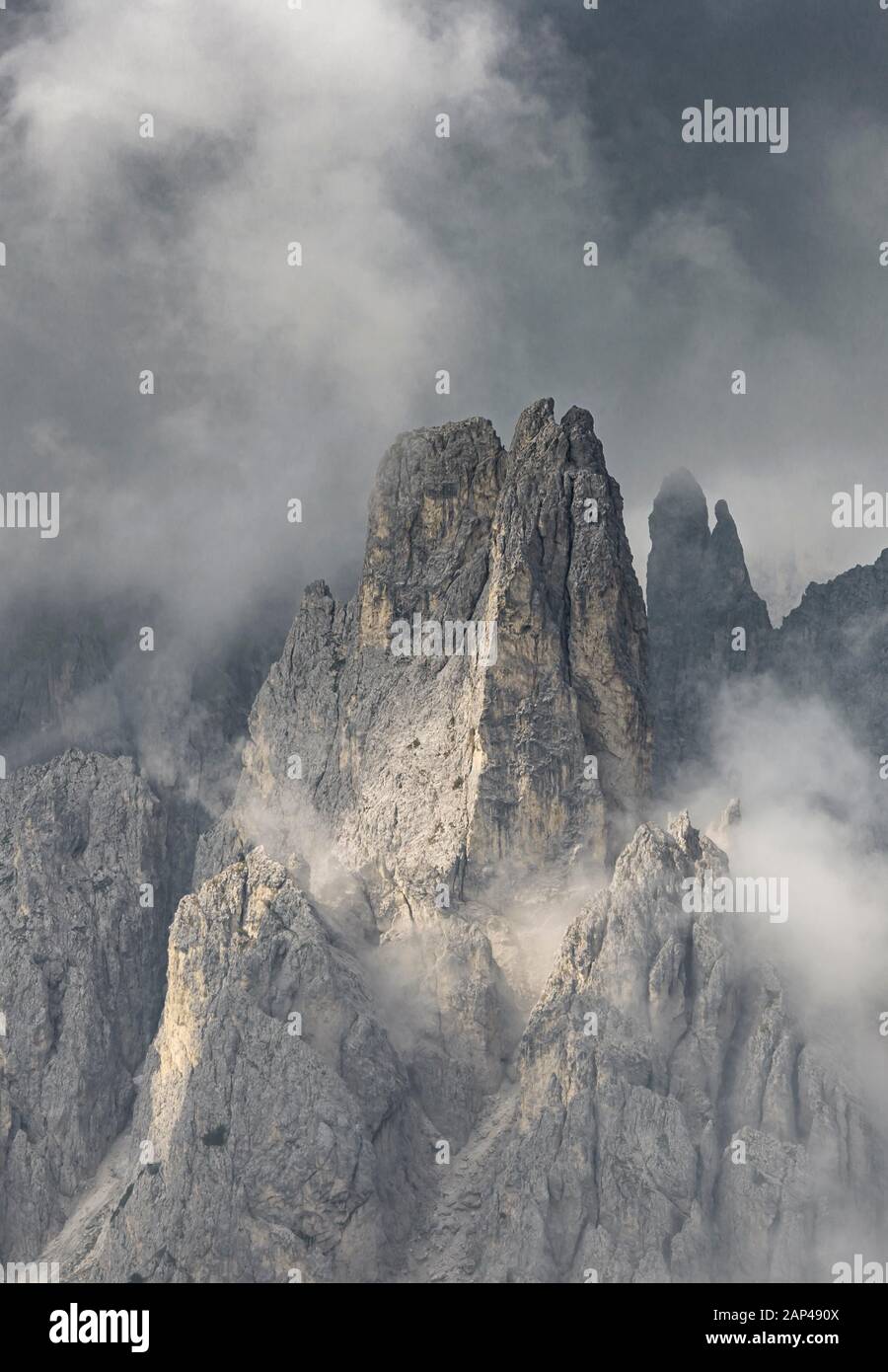 Des sommets de montagne bizarres avec des nuages spectaculaires, Cimon di Croda Liscia et Cadini Group, Sexten Dolomites, Belluno, Italie Banque D'Images