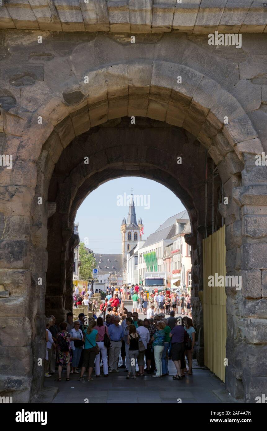En regardant par Porta Nigra, la porte noire Trèves, Allemagne Banque D'Images