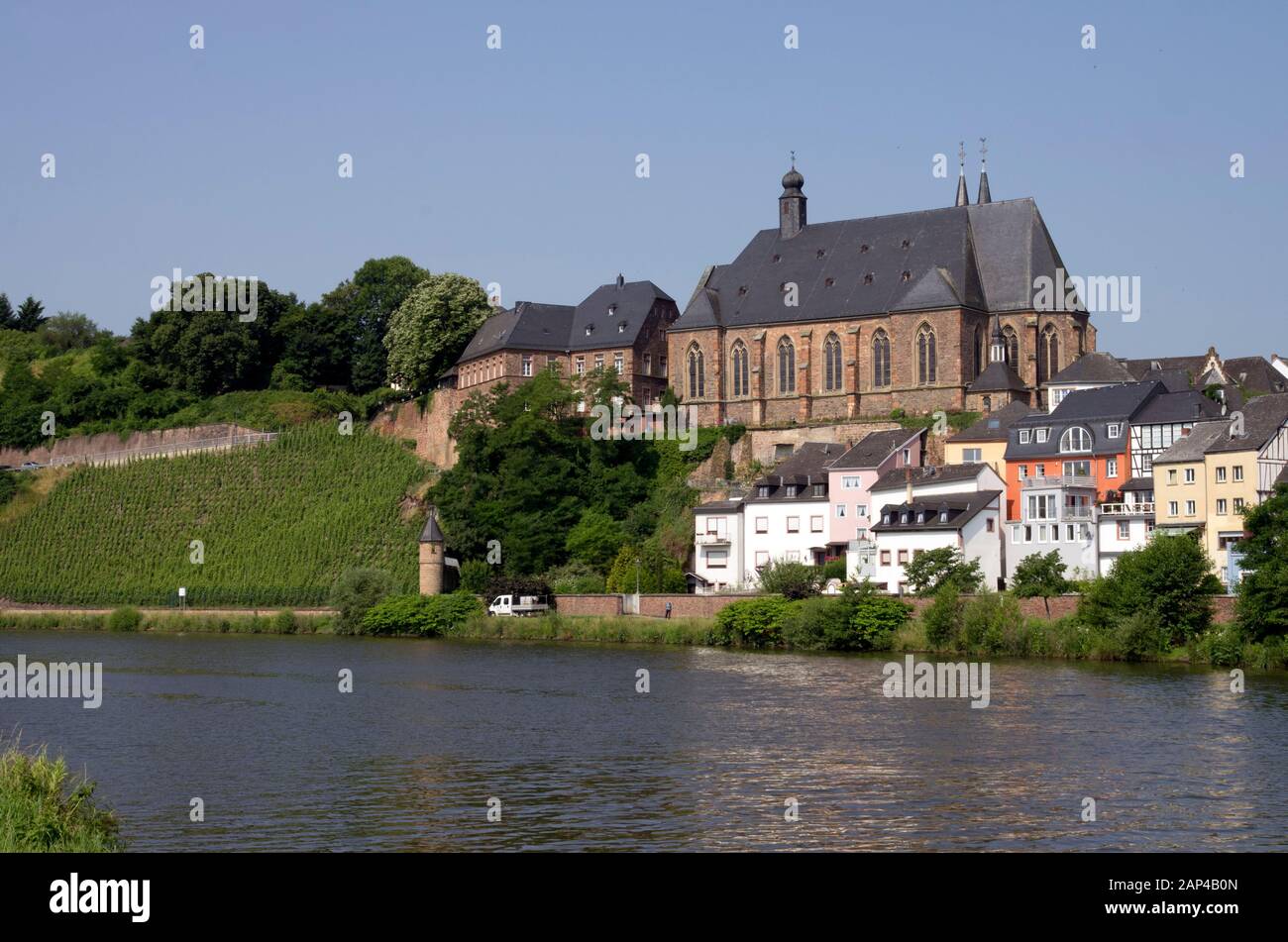 Église Saint-Laurentides, Sarre et la rivière Saar Banque D'Images