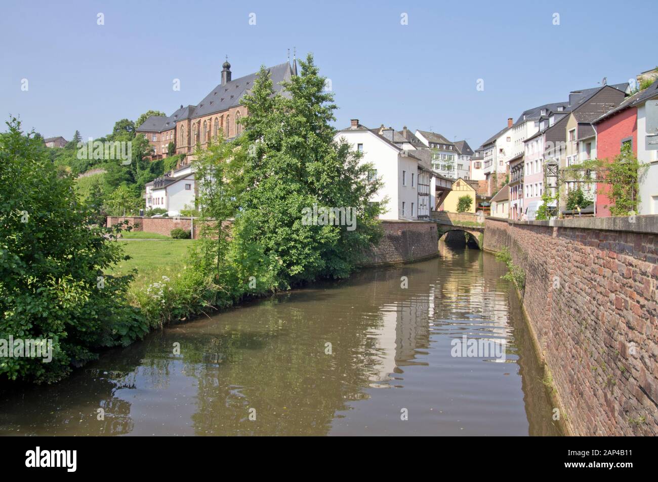 La rivière Leuk à Saarburg, avant qu'elle ne rencontre le Saar Banque D'Images