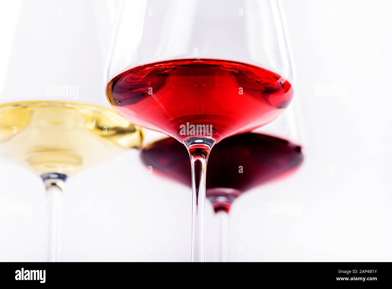 Trois verres de vin rouge, rose et blanc isolés sur fond blanc. Carte de vin. Gros plan de verres à vin de luxe. Banque D'Images
