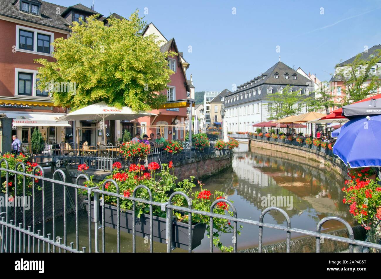 Restaurants Riverside à Saarburg, Allemagne Banque D'Images