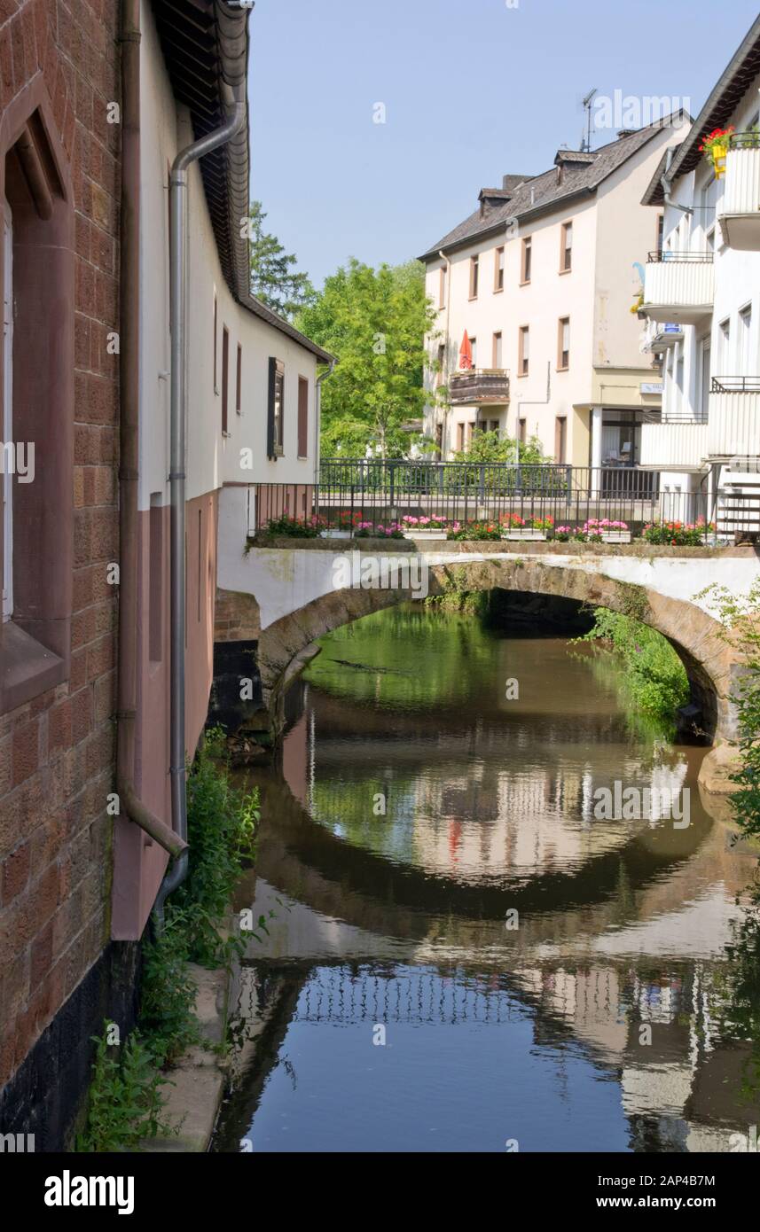 Vieux pont sur la rivière Leuk à Saarburg, Allemagne Banque D'Images