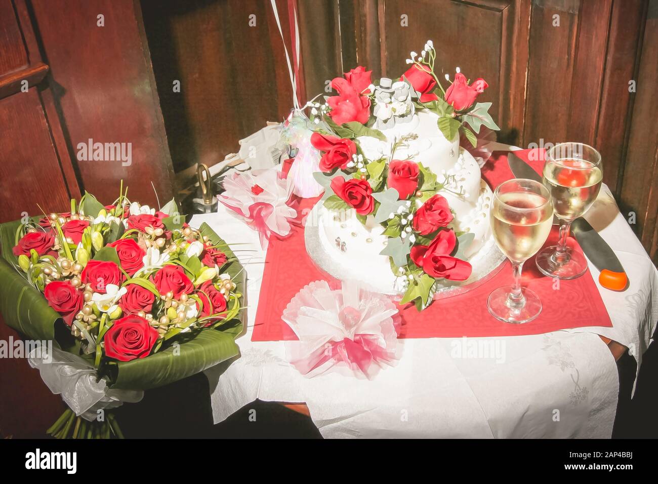 Affichez la table de gâteau de mariage, de fleurs et de gazage du vin Banque D'Images