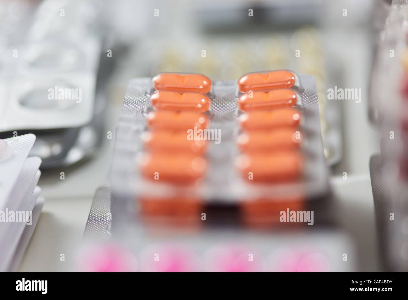 Médicaments Médicaments empilés comme comprimés colorés en blister Banque D'Images