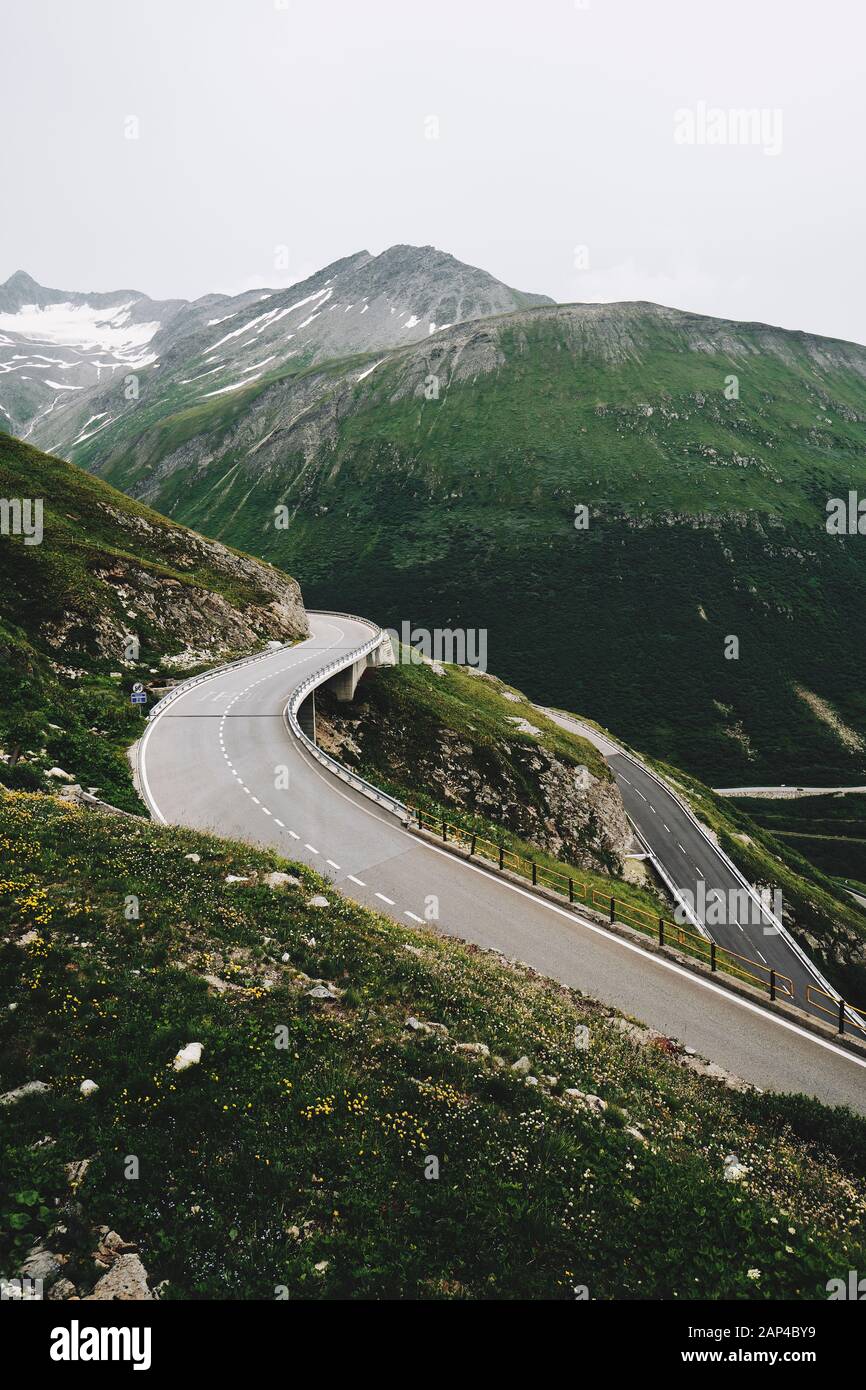 Les virages tordus en épingle du Furka Pass, un haut col de montagne dans les Alpes suisses en Realp, Uri, Suisse UE - paysage de route de montagne Banque D'Images