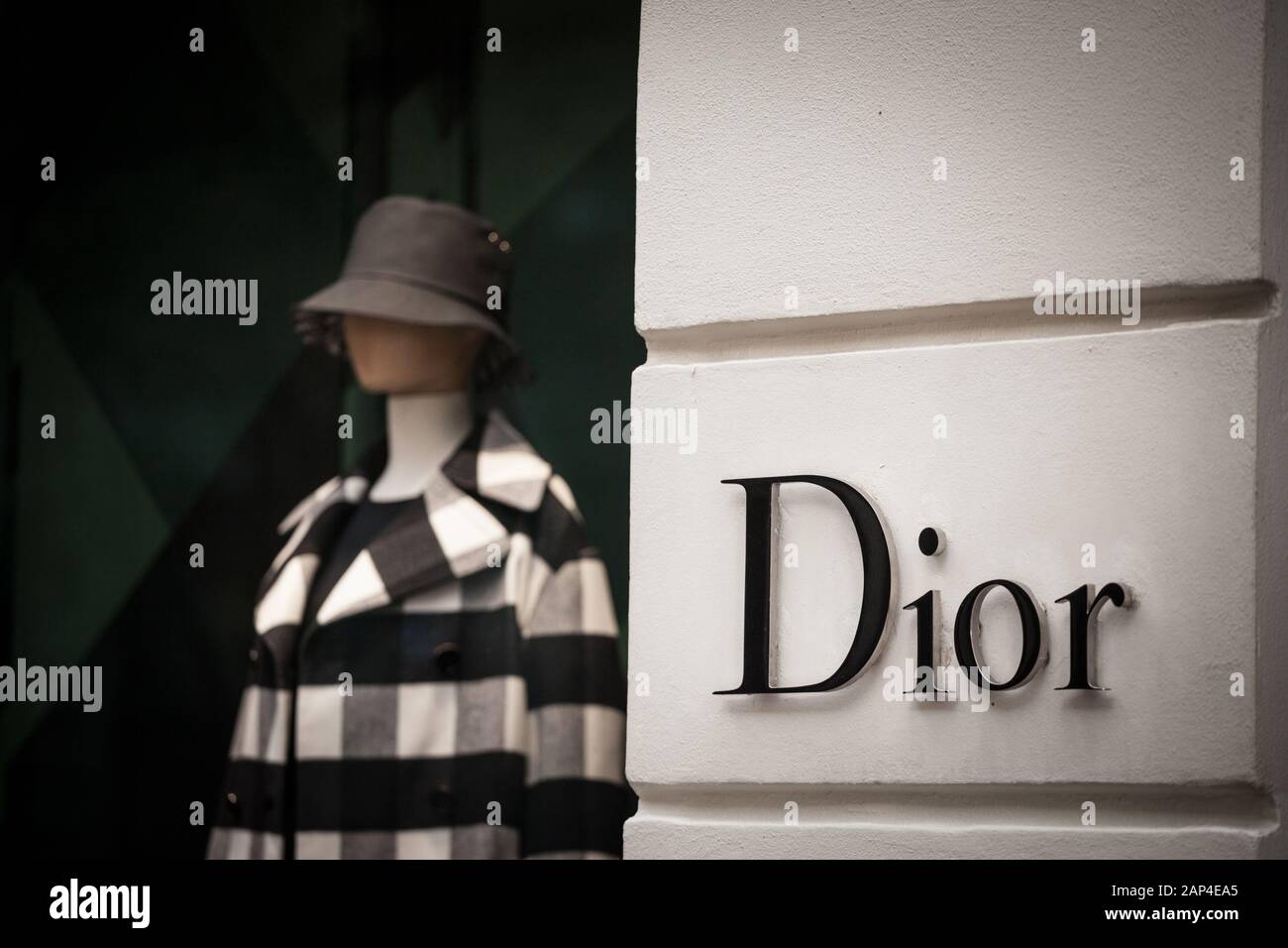 Prague - TCHÉQUIE - 1 NOVEMBRE 2019: Logo de Christian Dior vu sur leur boutique principale de Prague Dior, ou CD, est une société française de luxe speciali Banque D'Images