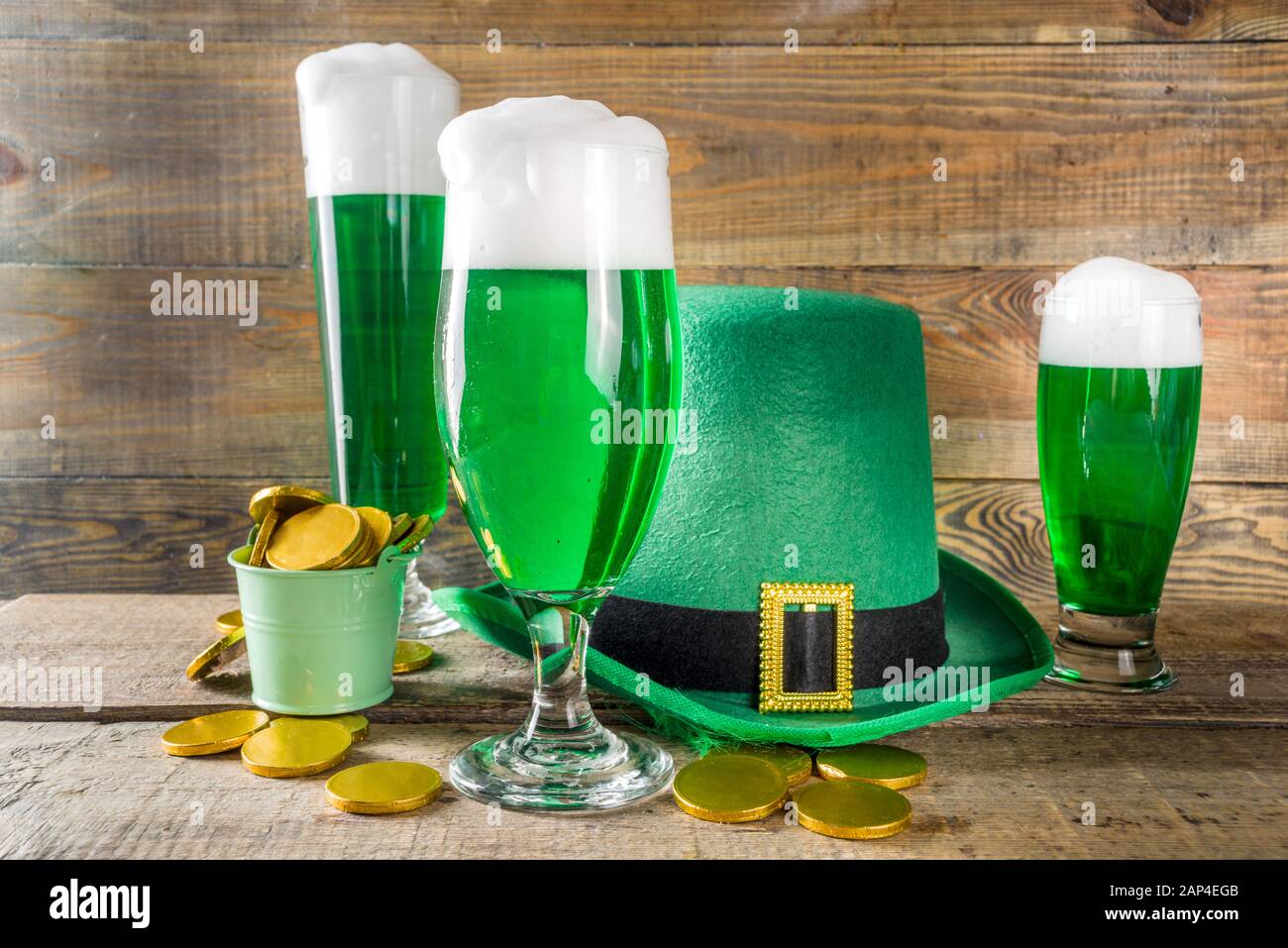 Alcool irlandais traditionnel pour la fête de St Patrick. Différents verres avec bière verte