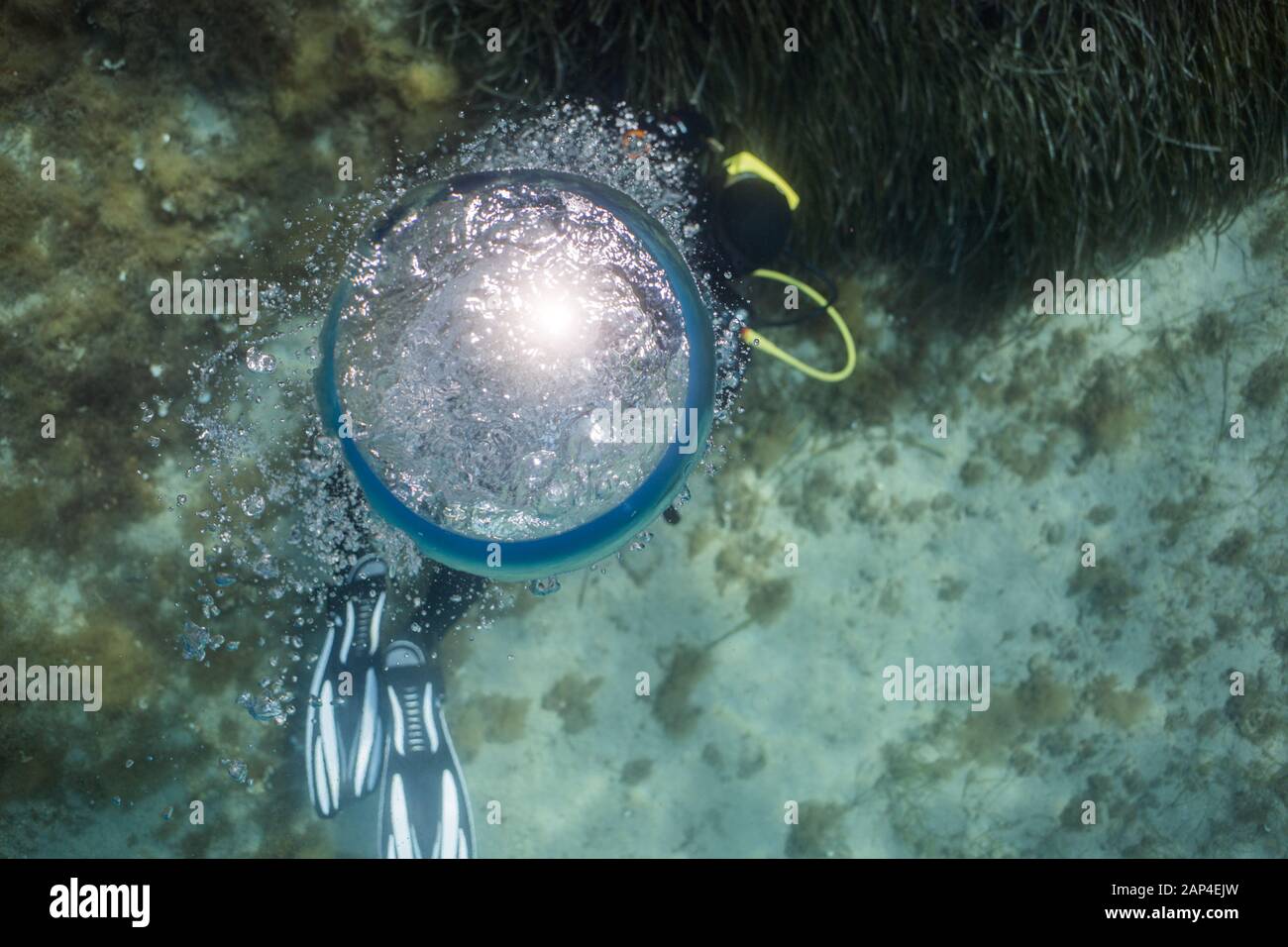 Bulles d'air dans l'eau de mer, fond abstrait Banque D'Images