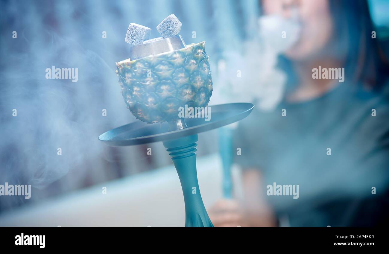 Des coals chauds se sont hookah dans un bol d'ananas pour fumer la chicha traditionnelle des vacances turques Banque D'Images