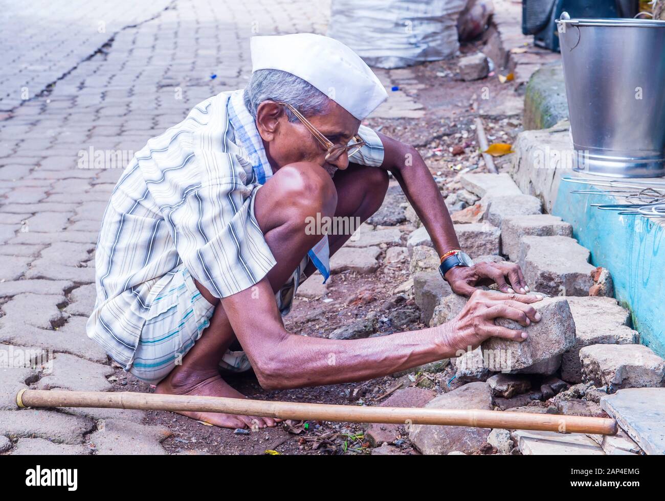 Travailleur indien dans le quartier d'Asalfa à Ghatkopar, une banlieue de Mumbai, Inde Banque D'Images