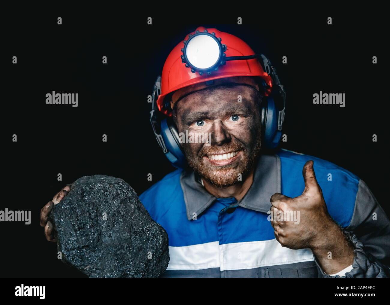 Miner les mains sales holding morceau de mine de charbon Banque D'Images