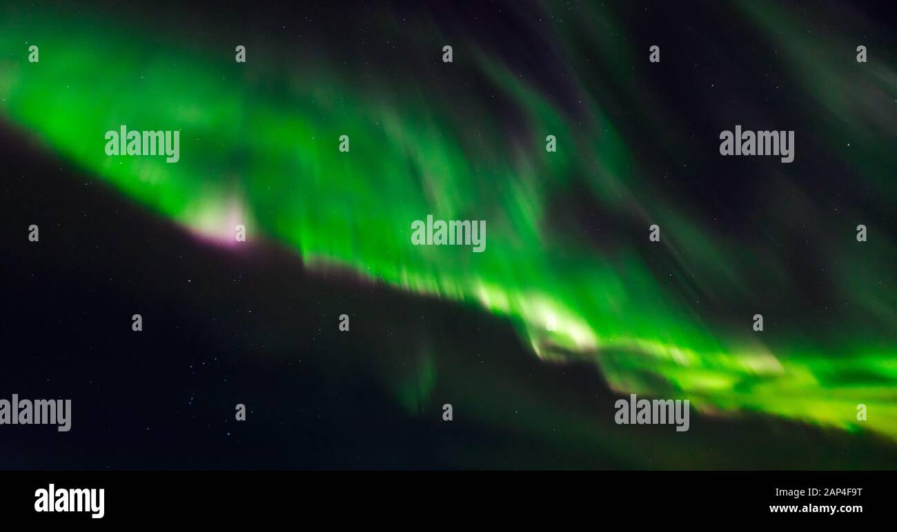 Ciel étoilé scintillant et brille avec des lumières du nord vertes et bleues Banque D'Images