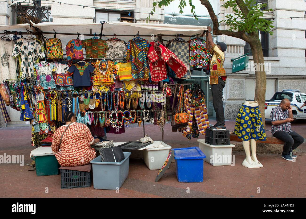 Le grand marché du centre de Cape Town, vend tout, de la nourriture de vêtements etc en face de l'hôtel de ville de Cape Town. Banque D'Images