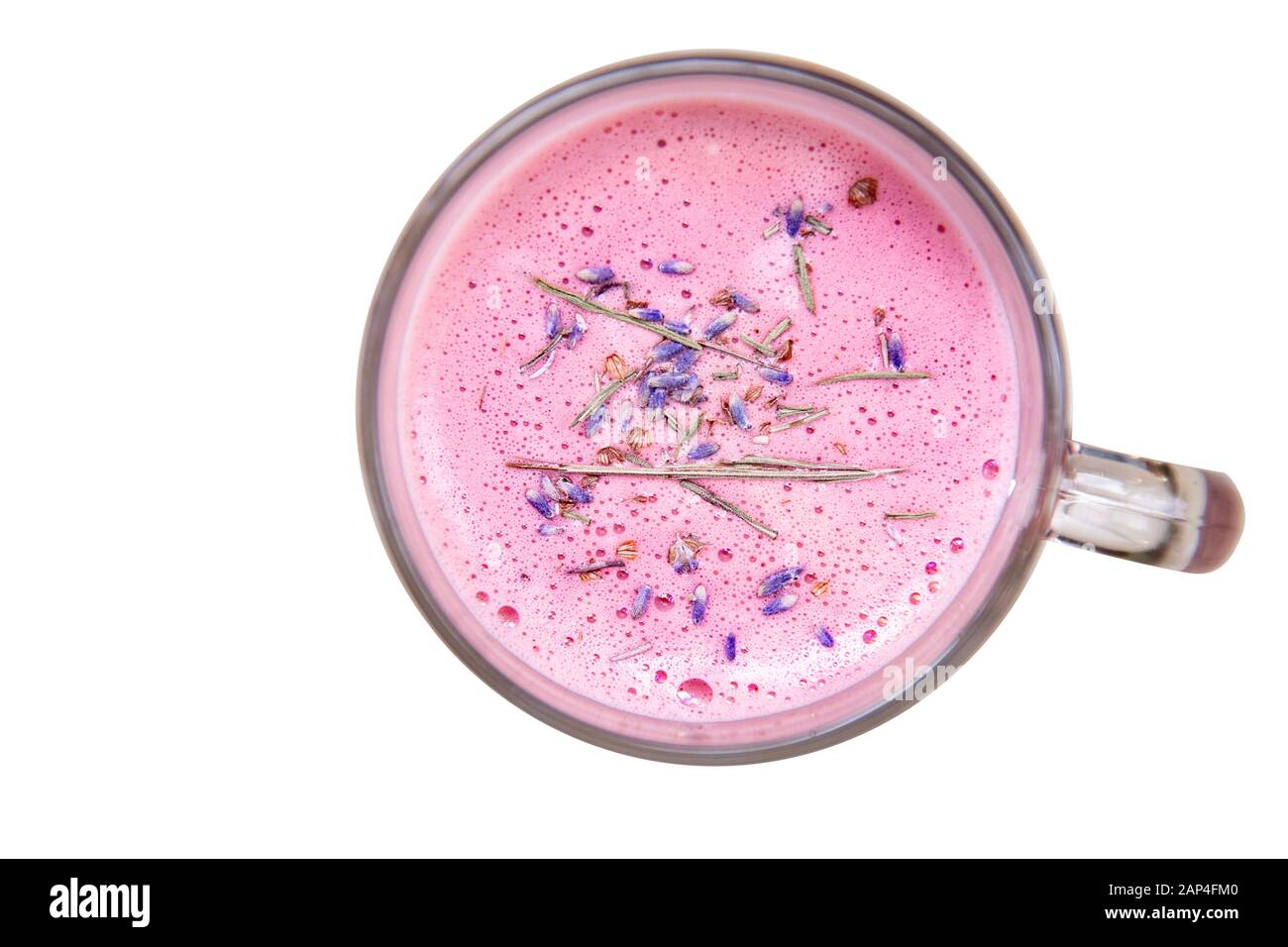 Café latte rose lavande dans un mug en verre avec fleurs, vue de dessus Banque D'Images