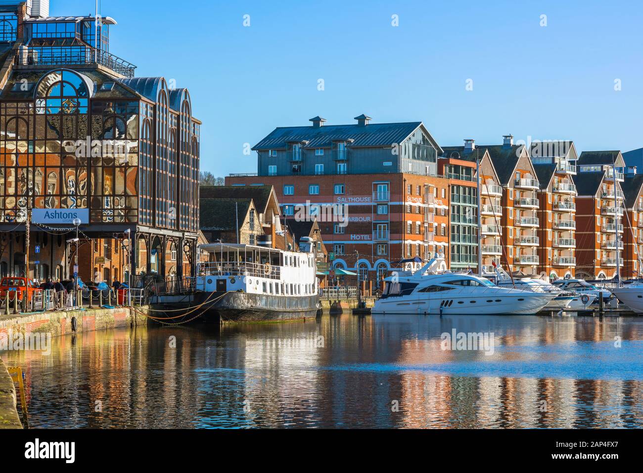 Suffolk UK Town, vue le long de Wherry Quay vers le Salthouse Harbour Hotel et les immeubles résidentiels, Ipswich marina, Suffolk, Angleterre, Royaume-Uni Banque D'Images