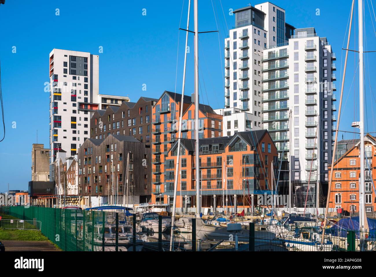 Propriété d'Ipswich Suffolk, vue sur le développement résidentiel le long du bord de l'eau dans la marina d'Ipswich, East Anglia, Royaume-Uni. Banque D'Images