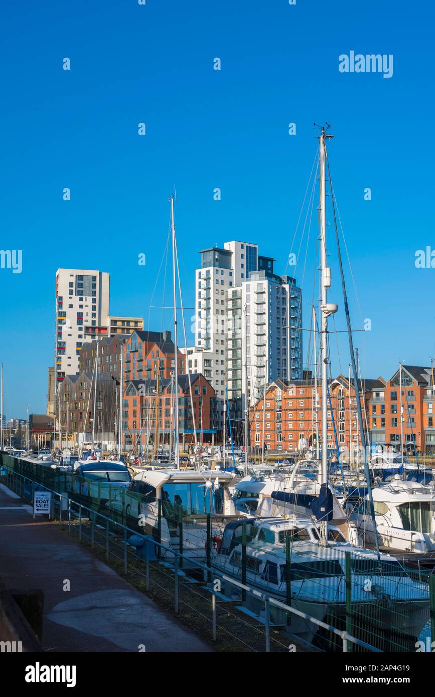 Bord de mer d'Ipswich, vue sur les bateaux de loisirs et le développement résidentiel le long du bord de mer à Ipswich marina, East Anglia, Royaume-Uni. Banque D'Images