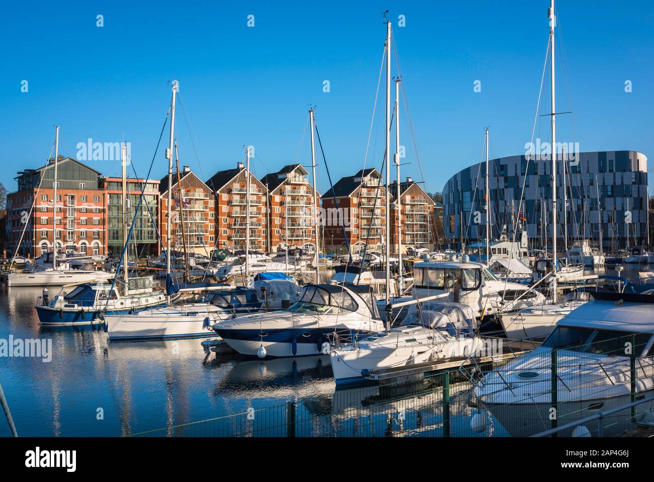 Ipswich Marina, vue sur le quai de la marina d'Ipswich montrant des immeubles d'appartements et le bâtiment du campus de l'Université (à droite), Suffolk, Angleterre, Royaume-Uni Banque D'Images