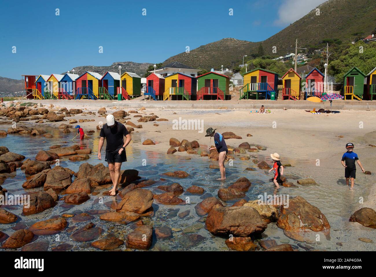 Des cabanes de plage colorées près de la ville de Simon au Cap, en Afrique du Sud, font de belles toile de fond pour certaines plages de combat, et la pêche dans les piscines d'eau Banque D'Images