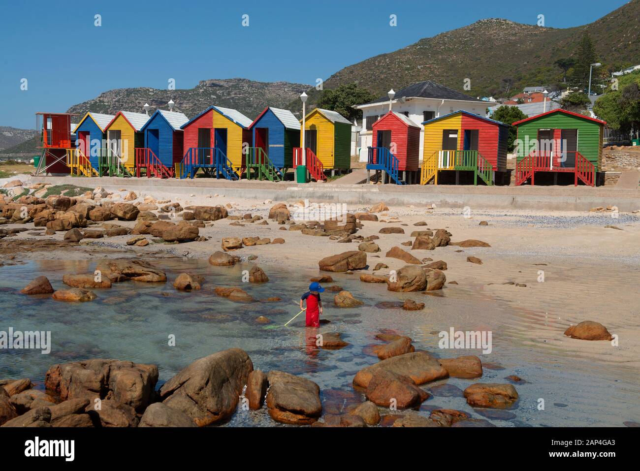 Des cabanes de plage colorées près de la ville de Simon au Cap, en Afrique du Sud, font de belles toile de fond pour certaines plages de combat, et la pêche dans les piscines d'eau Banque D'Images