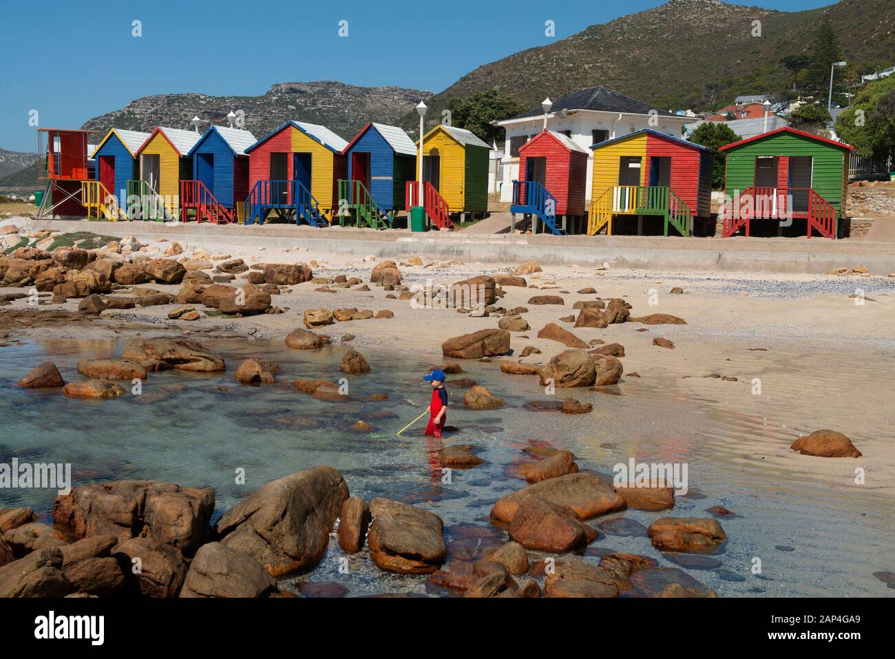Des cabanes de plage colorées près de la ville de Simon au Cap, en Afrique du Sud, font de belles toile de fond pour certaines plages de combat, et la pêche dans les piscines d'eau Banque D'Images