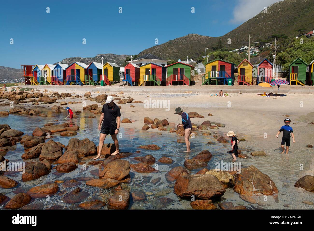 Des cabanes de plage colorées près de la ville de Simon au Cap, en Afrique du Sud, font de belles toile de fond pour certaines plages de combat, et la pêche dans les piscines d'eau Banque D'Images