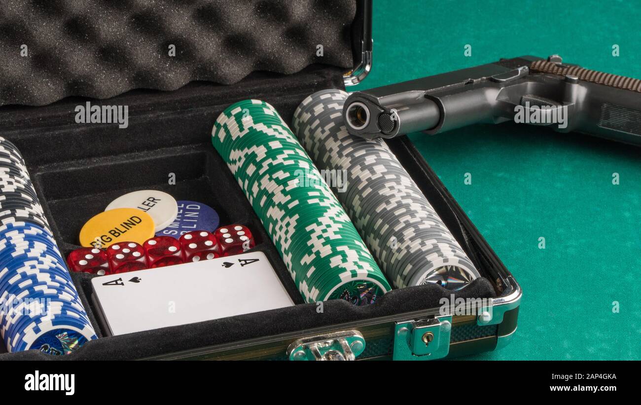 Jeu de poker avec un pistolet. Le concept de jeu et de divertissement. Casino et poker Banque D'Images
