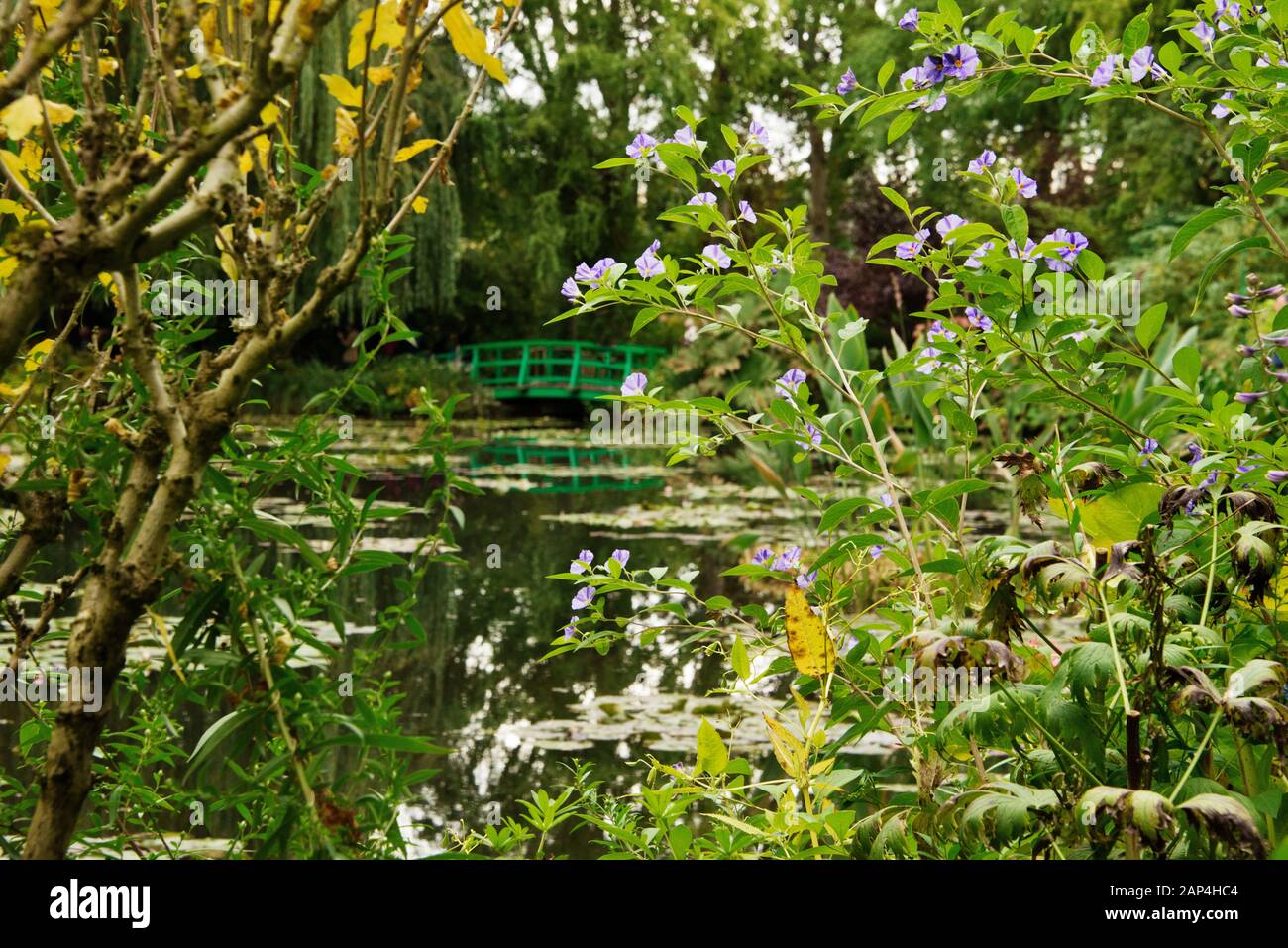 Claude Monet Jardin Giverny Jardin Aquatique Et Lily Pond En Automne Banque D'Images