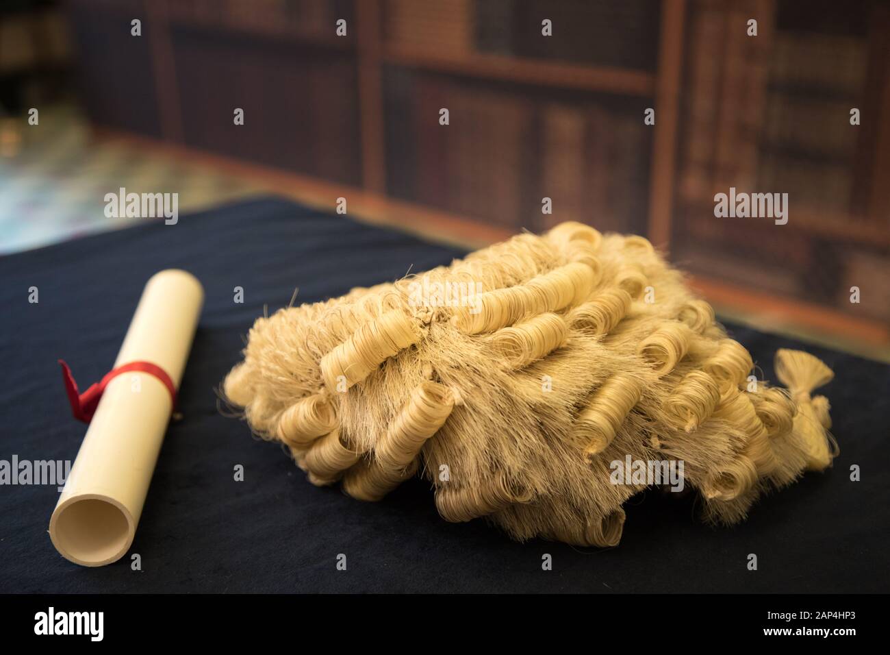 Perruque comme portés par certains juges et avocats en Angleterre et au Pays de Galles, également connu sous le nom d'une perruque. Cette photo a été prise lors d'une cérémonie de remise de diplômes, un photoshoot Banque D'Images