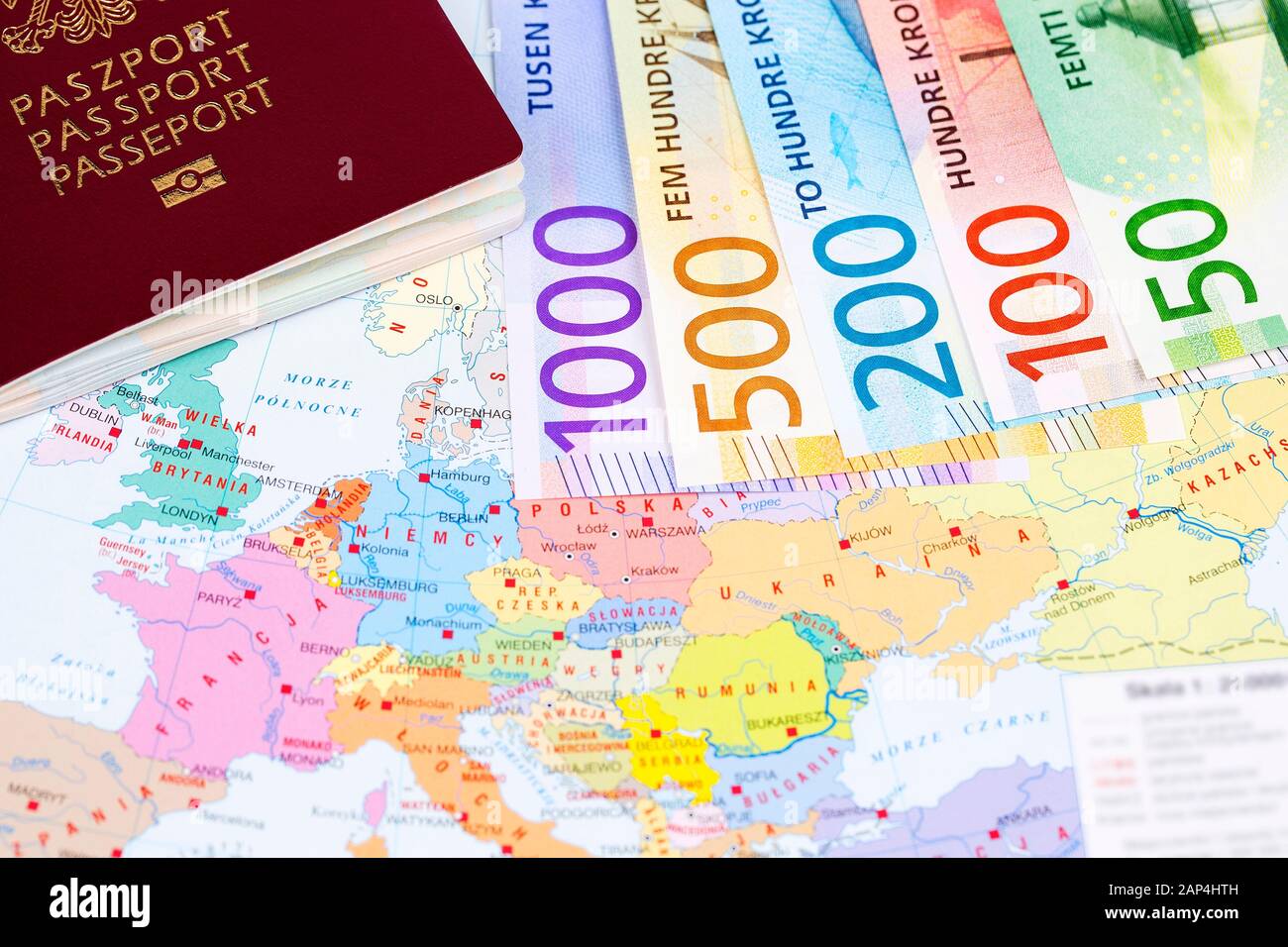 Argent norvégien avec passeport sur le fond de la carte Banque D'Images