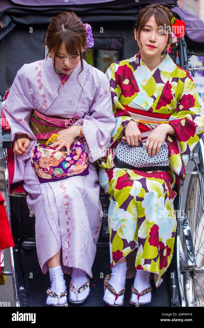 Les femmes japonaises avec kimono traditionnel équitation Rickshaw à Tokyo Japon Banque D'Images