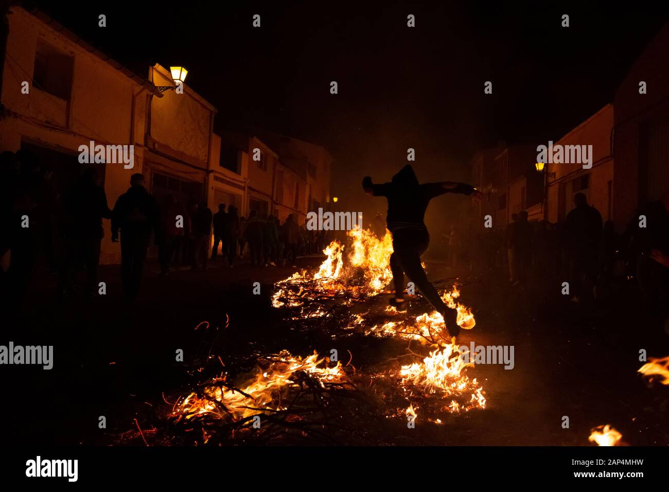 Silhouette d'une femme saute au-dessus de feux de joie au festivals traditionnels d'un petit village. Concept du Festival Banque D'Images