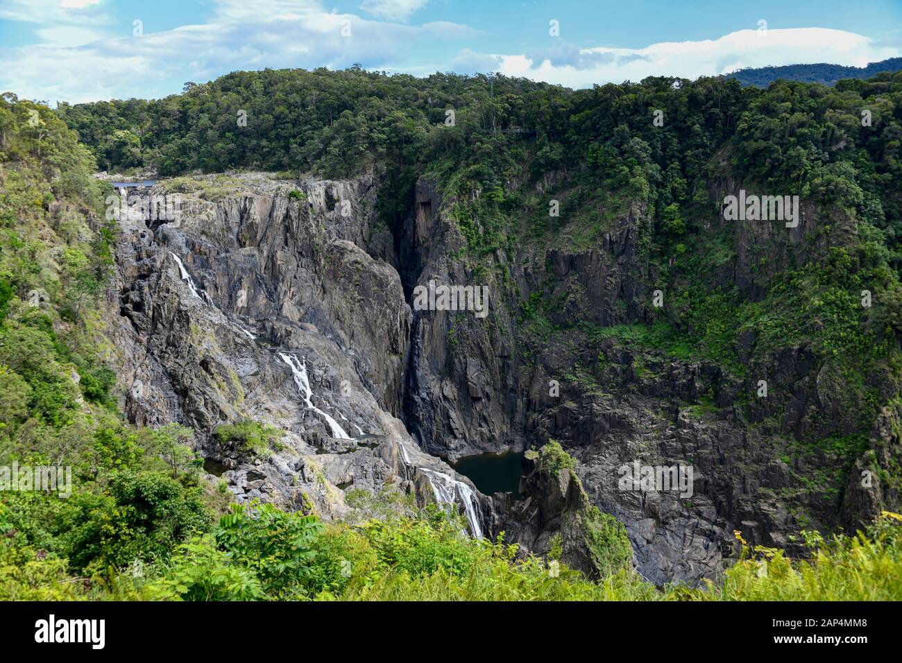 Vue sur les chutes de Barron depuis la gare de Barron Fall en route vers Kuranda, Kuranda Scenic Railway, Cairns, Queensland, Australie Banque D'Images