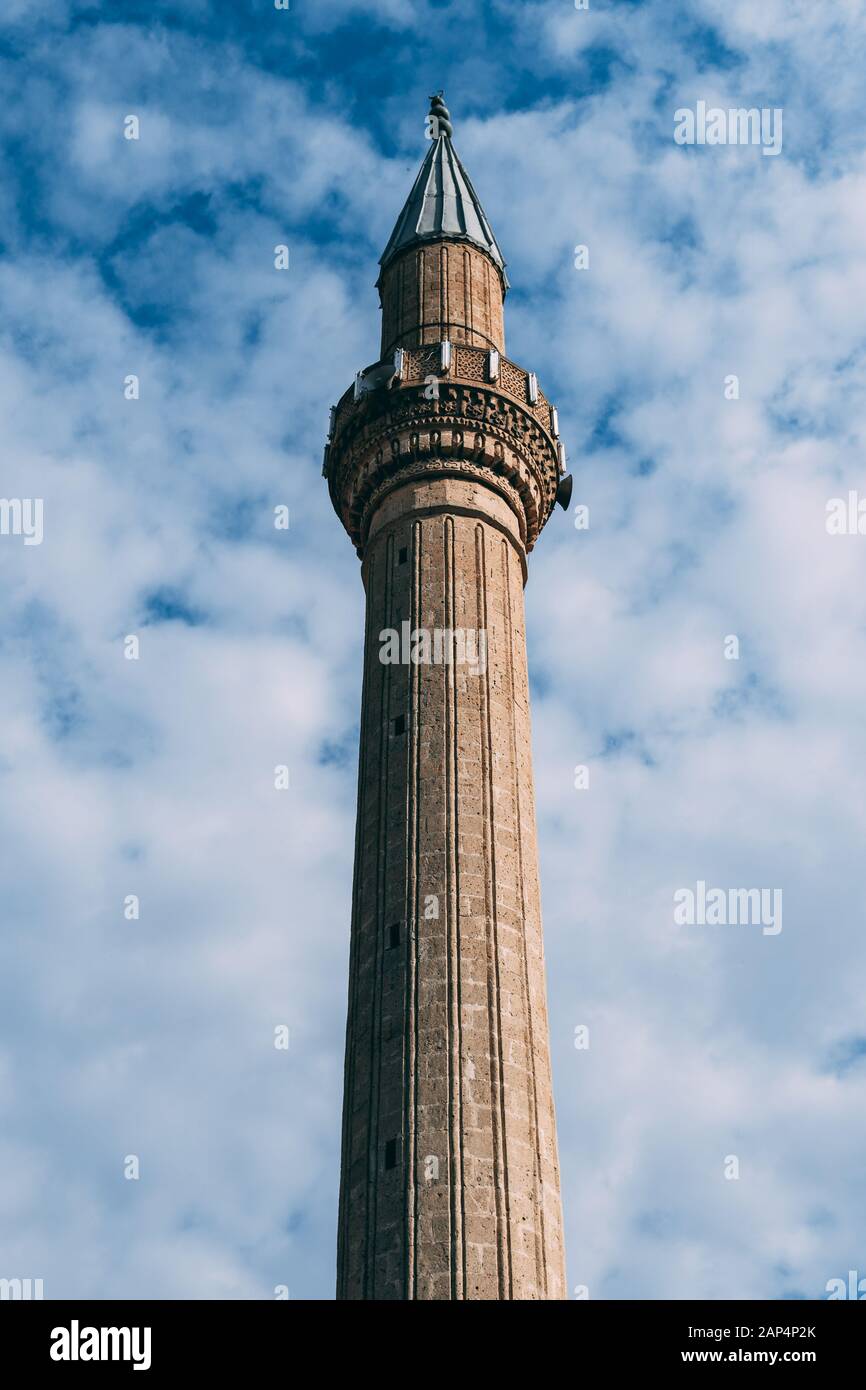 Vue sur le grand minaret d'Antalya, Kaleici avec le ciel bleu sur l'arrière-plan Banque D'Images Vue sur le grand minaret d'Antalya, Kaleici avec le ciel bleu sur l'arrière-plan Banque D'Images