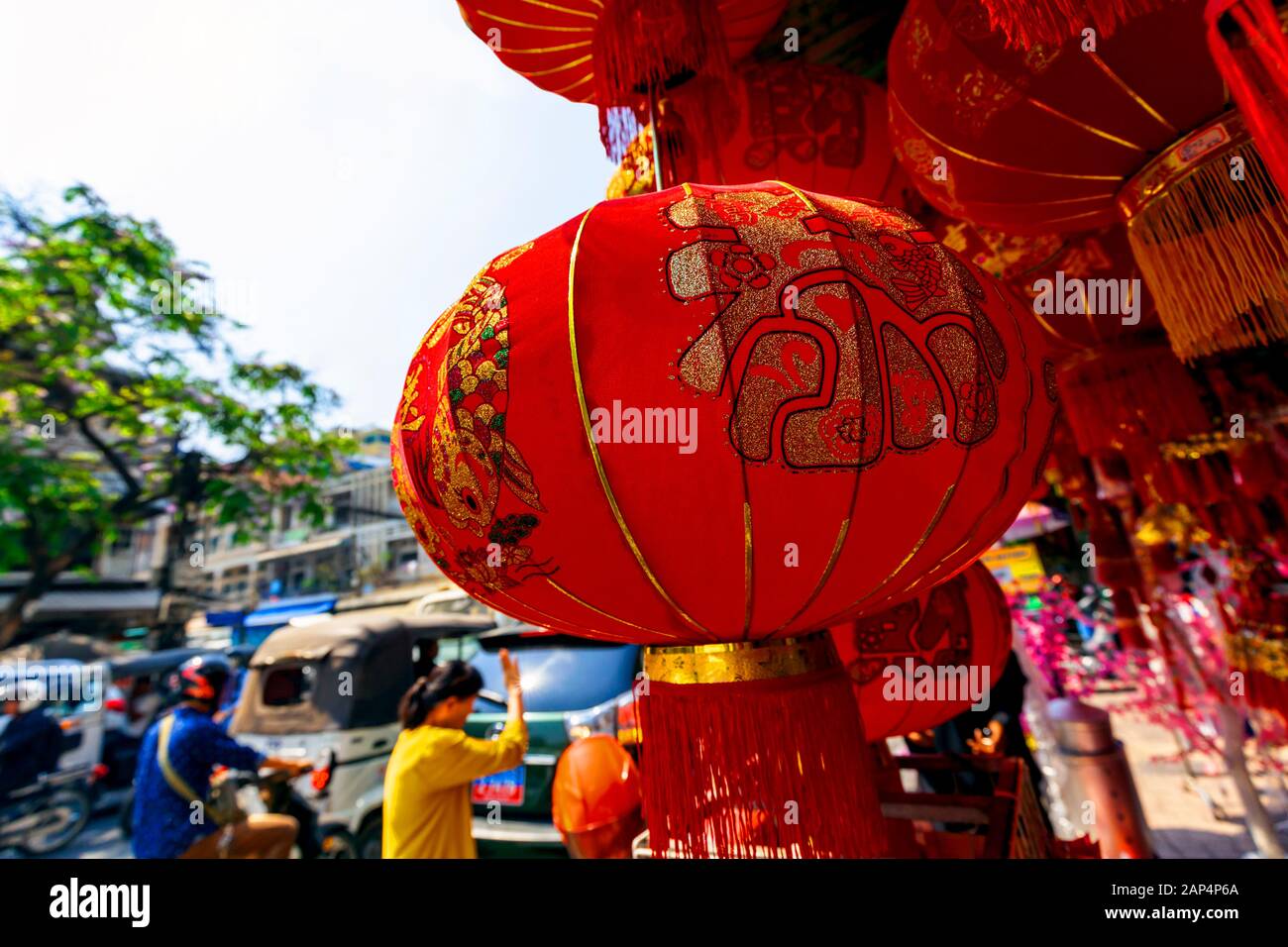 Lampions rouges sont suspendus au-dessus d'un trottoir à un magasin avant le Nouvel An chinois sur une rue de ville de Phnom Penh, Cambodge. Banque D'Images