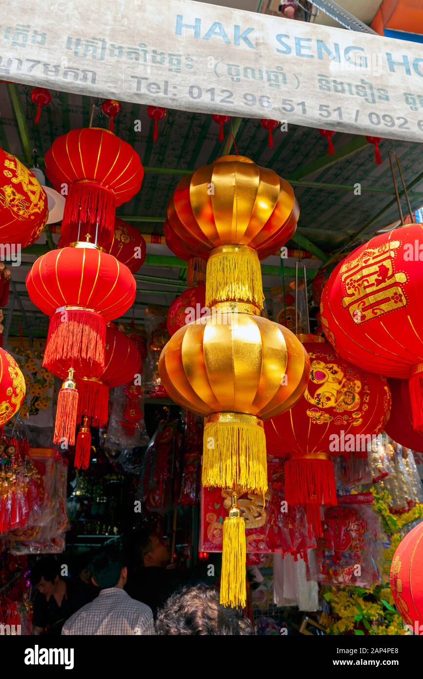 Lampions rouges sont suspendus au-dessus d'un trottoir à un magasin avant le Nouvel An chinois sur une rue de ville de Phnom Penh, Cambodge. Banque D'Images