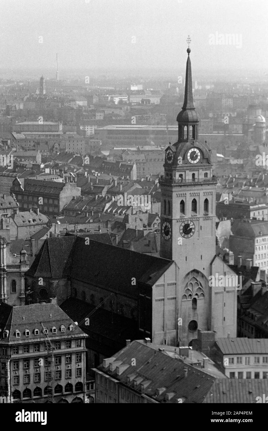 Blick auf St. Peter, 1957. Avis de Marian Square, Munich, sur la gauche, le nouvel hôtel de ville avec la vieille ville, il Hallbeyond l'église du Saint-Esprit et de Saint Pierre sur le côté,1957. Banque D'Images