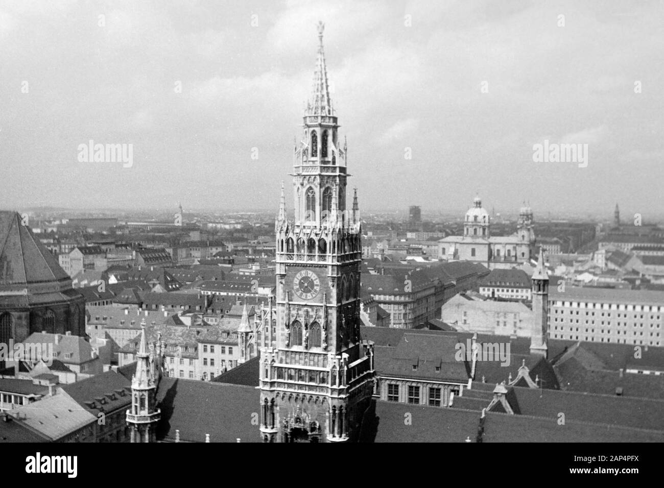 Blick auf das Neue Rathaus am Marienplatz, 1957. Vue de la nouvelle Mairie, sur la place de Marie, 1957. Banque D'Images